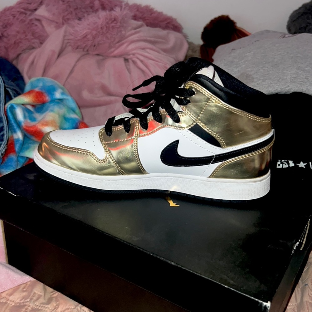 I’m selling these Air Jordan 1 Mid se (GS)